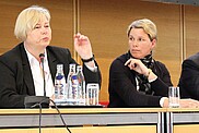 Prof. Monika Rhein und Dr. Silvia Kloster während der Diskussion © DKK