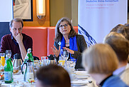 Prof. Dr. Dirk Messner und Marie-Luise Beck, Parlamentarisches Frühstück Berliner Klimadialog 2023 © DKK, Stephan Roehl