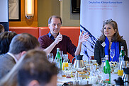 Prof. Dr. Dirk Messner und Marie-Luise Beck, Parlamentarisches Frühstück Berliner Klimadialog 2023 © DKK, Stephan Roehl