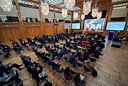Der große Weltsaal im Auswärtigen Amt bot genug Platz für alle Teilnehmer:innen des Briefings (Briefing zur COP 27 © DKK, Stephan Roehl)